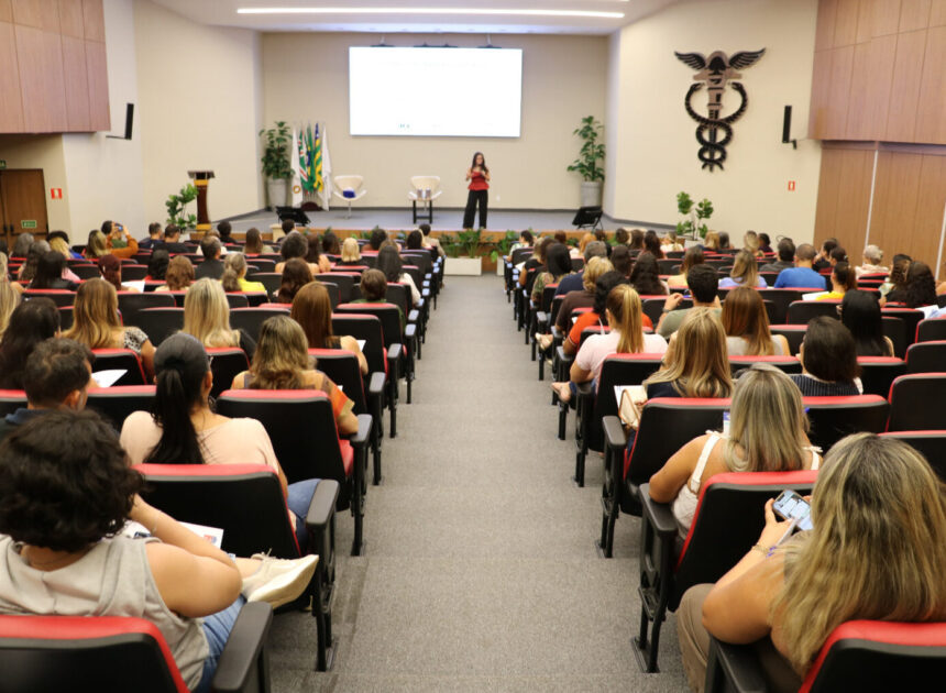 Cerca de 120 professores municipais de Matemática participam de formação com jogos educativos para educação financeira