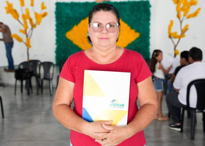 Faina entrega escrituras gratuitas a famílias do programa Casas a Custo Zero