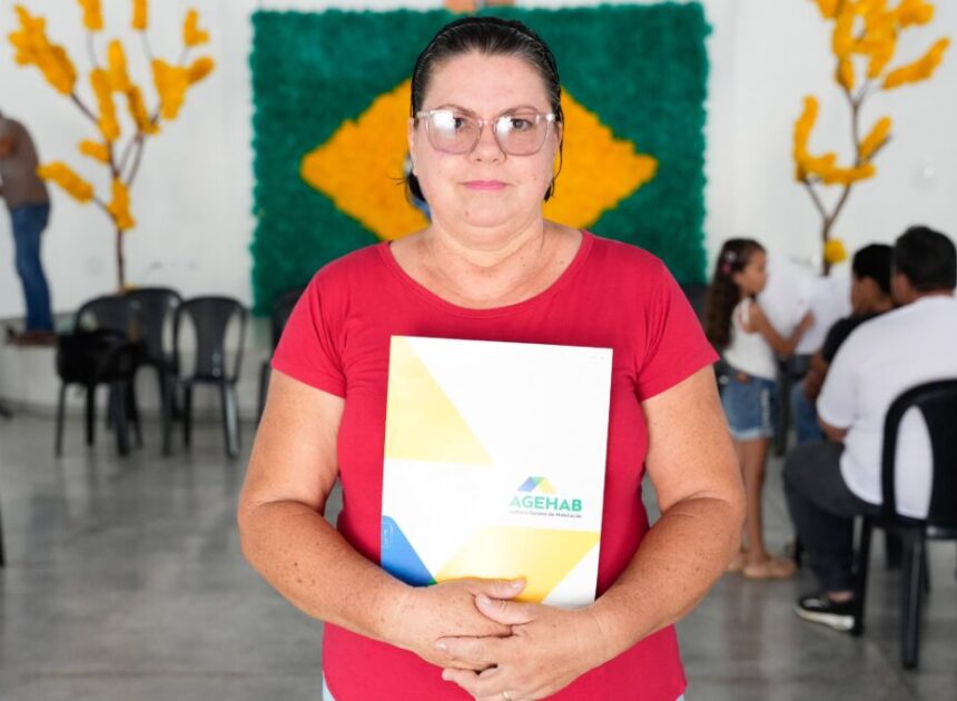 Faina entrega escrituras gratuitas a famílias do programa Casas a Custo Zero