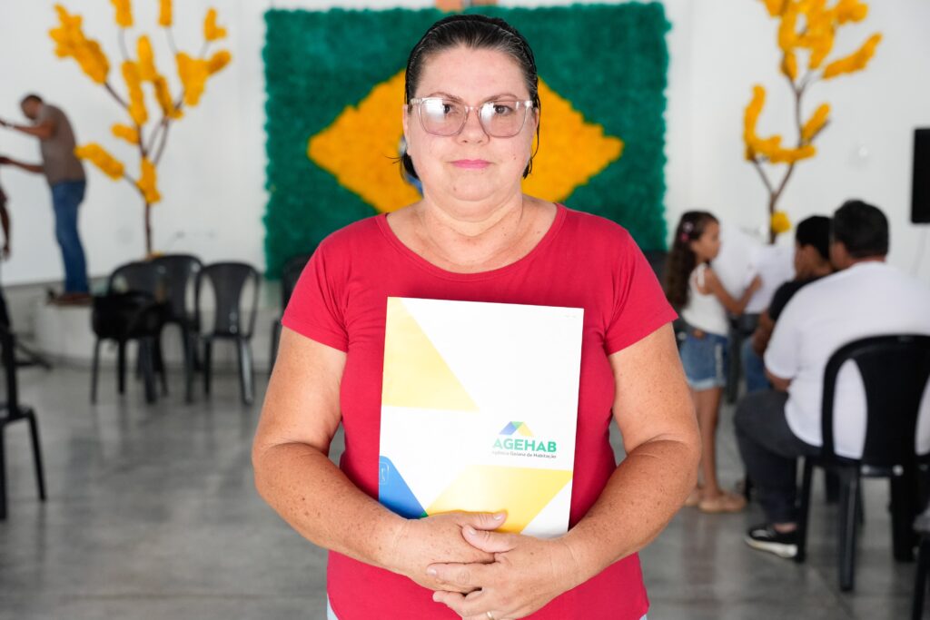 Faina entrega escrituras gratuitas a famílias do programa Casas a Custo Zero